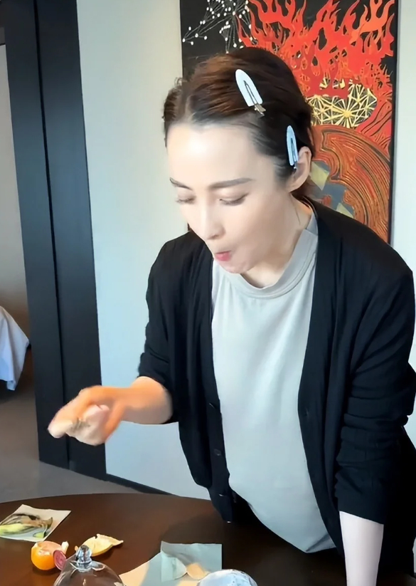 Tưởng Cần Cần và cuộc sống khắc nghiệt: Hậu trường đầy áp lực của ' Đệ nhất mỹ nhân ' - Ảnh 3.