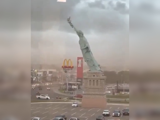 Tượng Nữ thần Tự do ở Brazil bị gió quật đổ- Ảnh 1.