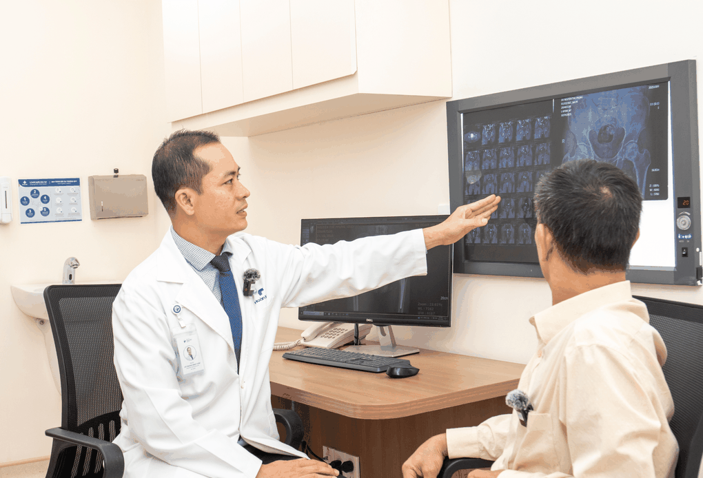 Tưởng chừng phải nằm một chỗ, nam bệnh nhân tự đi lại sau 48 giờ thay khớp háng - 1