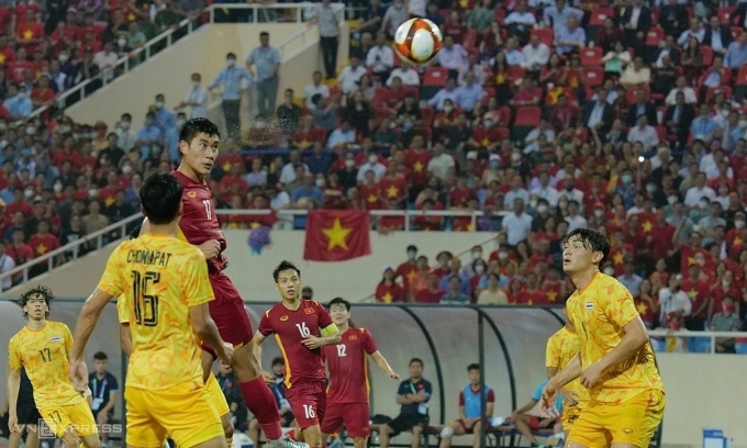 Nhâm Mạnh Dũng đánh đầu ghi bàn duy nhất cho Việt Nam trong trận chung kết SEA Games 31 gặp Thái Lan trên sân Mỹ Đình, thành phố Hà Nội, ngày 22/5/2022. Ảnh: Ngọc Thành