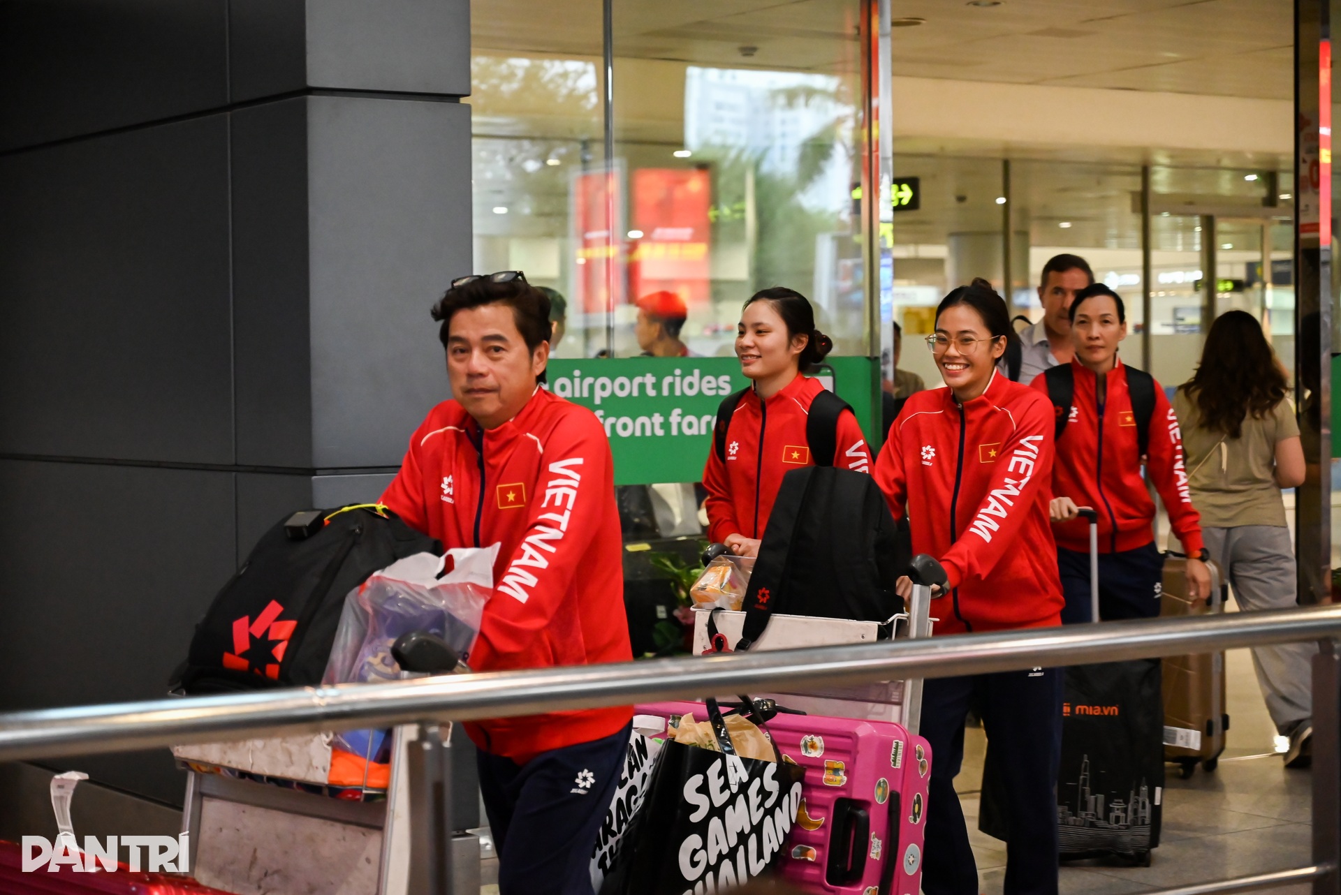 Tuyển nữ Việt Nam được người hâm mộ chào đón tại sân bay Tân Sơn Nhất - 1 Tuyển nữ Việt Nam được người hâm mộ chào đón tại sân bay Tân Sơn Nhất - 1