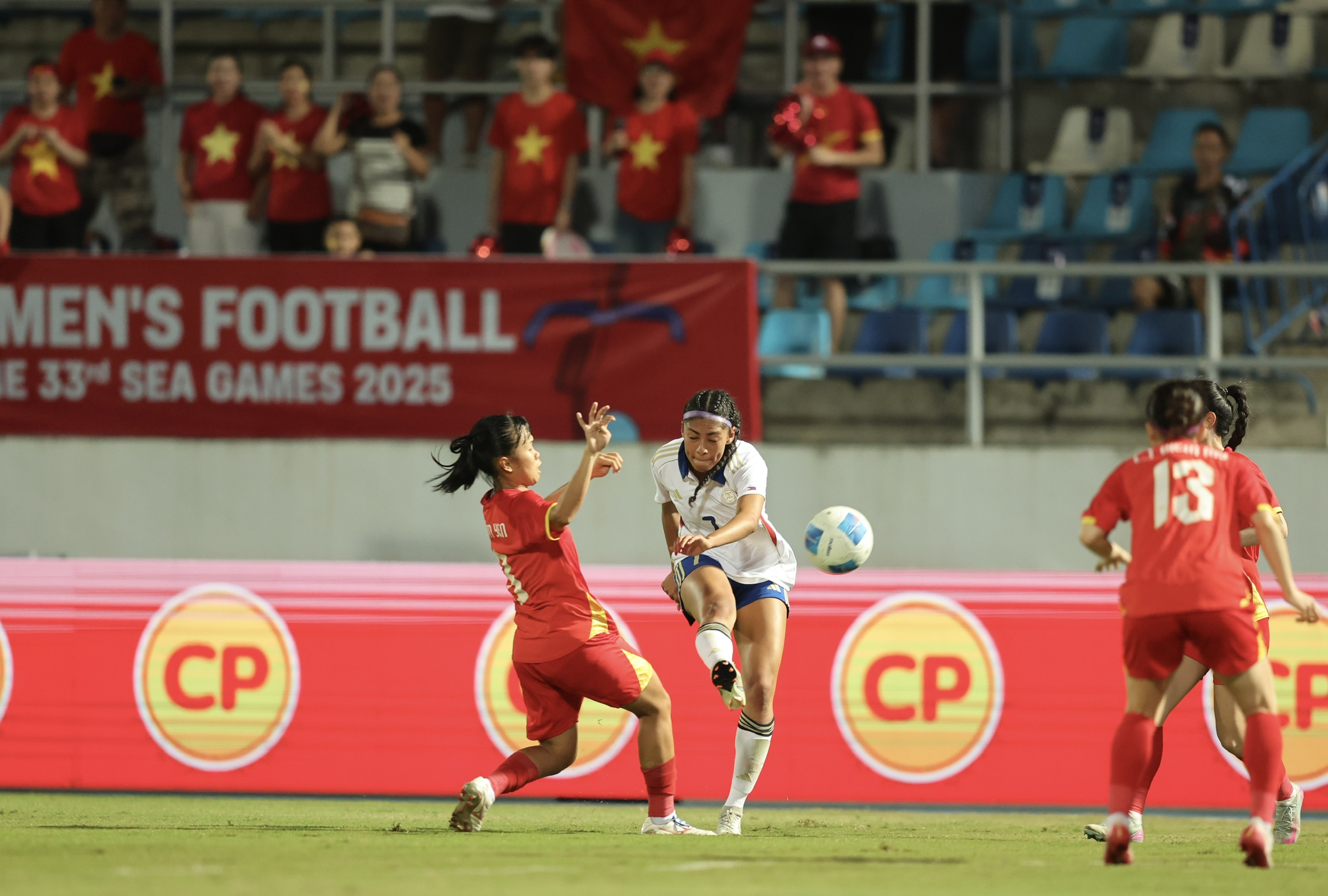 Tuyển nữ Việt Nam thua nghiệt ngã Philippines phút bù giờ tại SEA Games 33- Ảnh 4. Tuyển nữ Việt Nam thua nghiệt ngã Philippines phút bù giờ tại SEA Games 33- Ảnh 4.