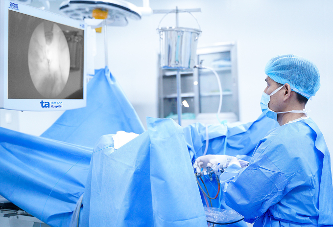 Bác sĩ Duy phẫu thuật bóc nhân tuyến tiền liệt bằng laser (Holep) cho ông Hạnh. Ảnh: Bệnh viện Đa khoa Tâm Anh