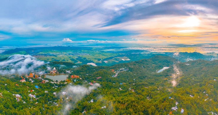 Núi Cấm (hay còn gọi Thiên Cấm Sơn) toạ lạc tại xã Núi Cấm, tỉnh An Giang, cao khoảng 710m so với mực nước biển. Đây là đỉnh núi cao nhất trong dãy Thất Sơn - vùng sơn địa độc đáo không chỉ của An Giang mà còn của cả vùng đồng bằng sông Cửu Long. Ảnh: Phương Vũ