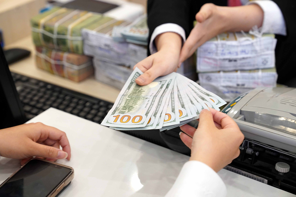 Tỷ giá hạ nhiệt nhưng vẫn 'căng'- Ảnh 1. Tỷ giá hạ nhiệt nhưng vẫn 'căng'- Ảnh 1.