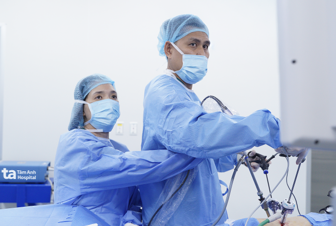 Bác sĩ Liên cùng ThS.BS Cao Vĩnh Duy phẫu thuật nội soi cắt u tuyến thượng thận cho chị Đậu. Ảnh: Bệnh viện Đa khoa Tâm Anh