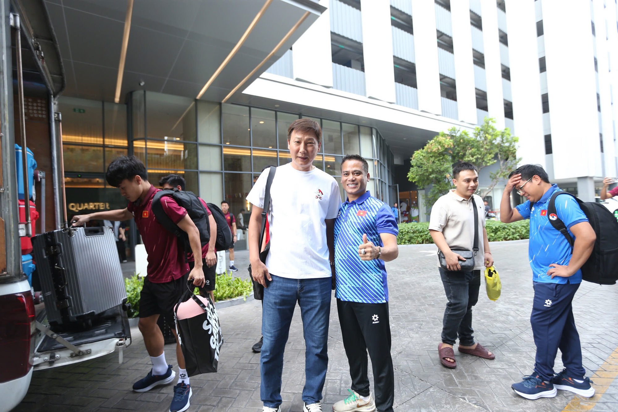 U.22 Việt Nam ra sân bay từ sớm vì sợ tắc đường, bất ngờ với dáng vẻ trẻ trung của thầy Kim- Ảnh 2.