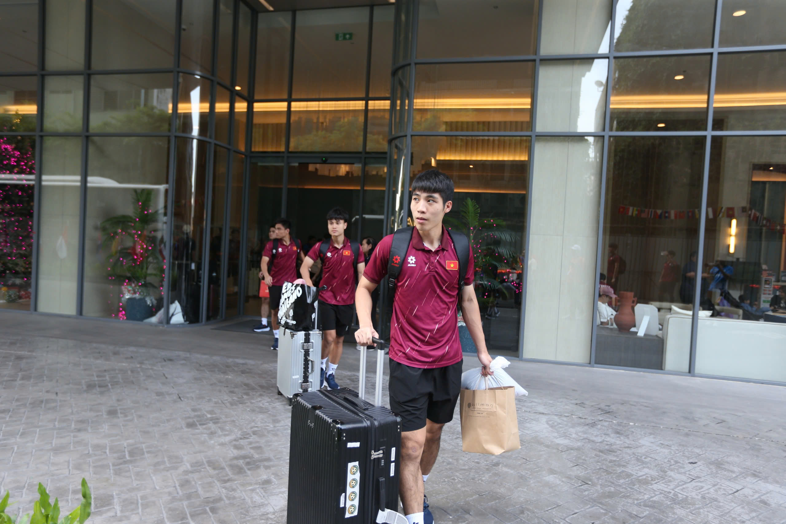U.22 Việt Nam ra sân bay từ sớm vì sợ tắc đường, bất ngờ với dáng vẻ trẻ trung của thầy Kim- Ảnh 1.