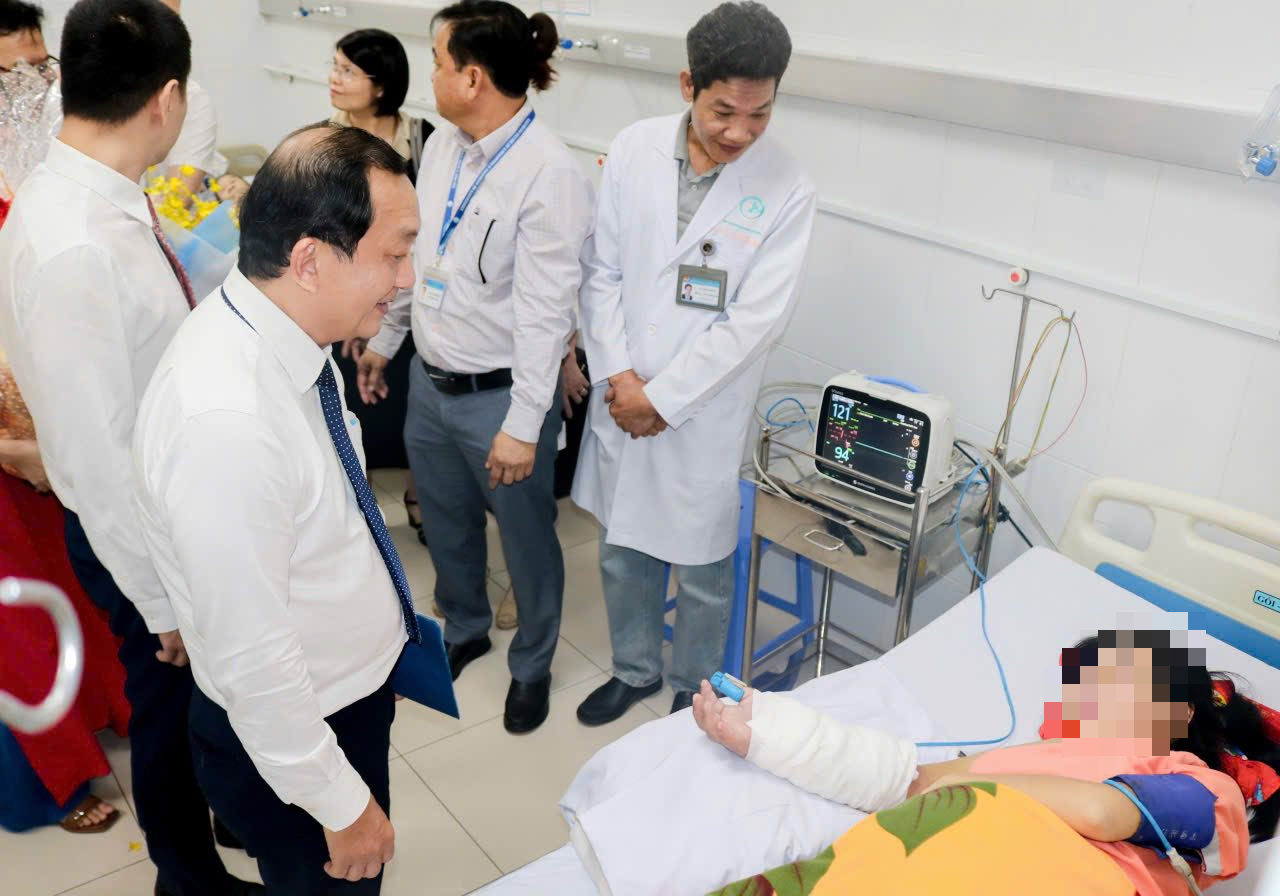 UBND TP.HCM khen thưởng đột xuất ê kíp tái nối bàn tay đứt lìa cho sản phụ mang song thai 2 UBND TP.HCM khen thưởng đột xuất ê kíp tái nối bàn tay cho sản phụ mang song thai - Ảnh 2.