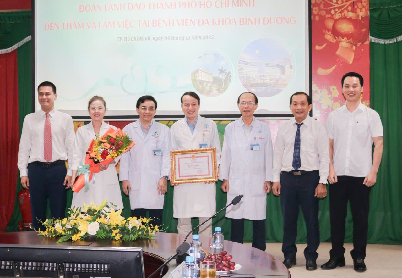 UBND TP.HCM khen thưởng đột xuất ê kíp tái nối bàn tay đứt lìa cho sản phụ mang song thai 1 UBND TP.HCM khen thưởng đột xuất ê kíp tái nối bàn tay đứt lìa cho sản phụ mang song thai - Ảnh 1.