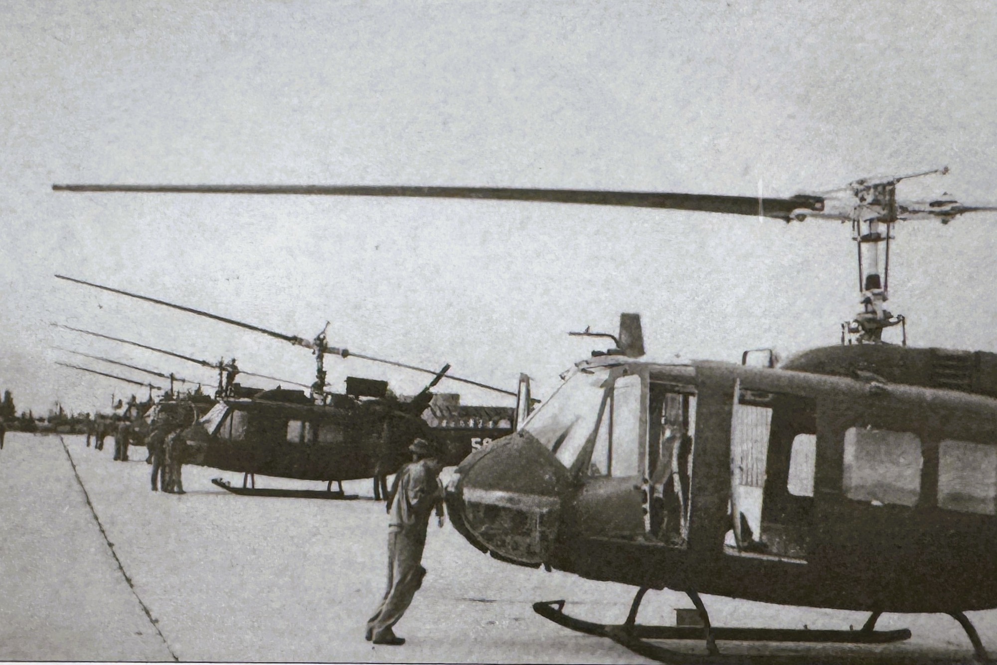 Trực thăng vũ trang của Không quân VN: UH-1 trên các chiến trường - Ảnh 1.