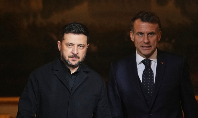Tổng thống Ukraine Volodymyr Zelensky và Tổng thống Pháp Emmanuel Macron trên đường đến địa điểm tổ chức họp báo chung tại Điện Elysee ở Paris hôm 1/12. Ảnh: AFP