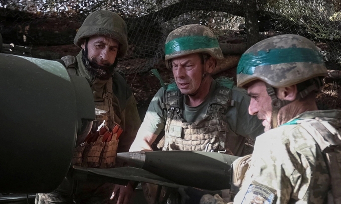 Binh sĩ Ukraine chuẩn bị đạn pháo trên mặt trận Pokrovsk, tỉnh Donetsk ngày 16/10. Ảnh: Reuters