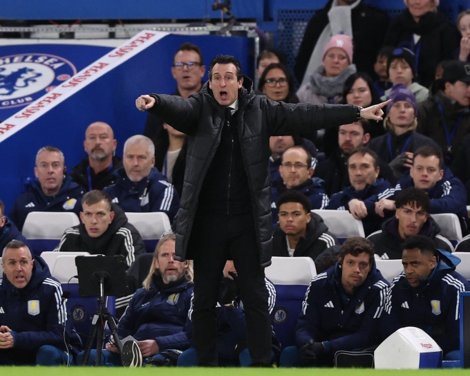 Emery chỉ đạo cầu thủ Aston Villa trong trận thắng ngược Chelsea 2-1 trên sân Stamford Bridge ở vòng 18 Ngoại hạng Anh ngày 26/12/2025. Ảnh: Reuters