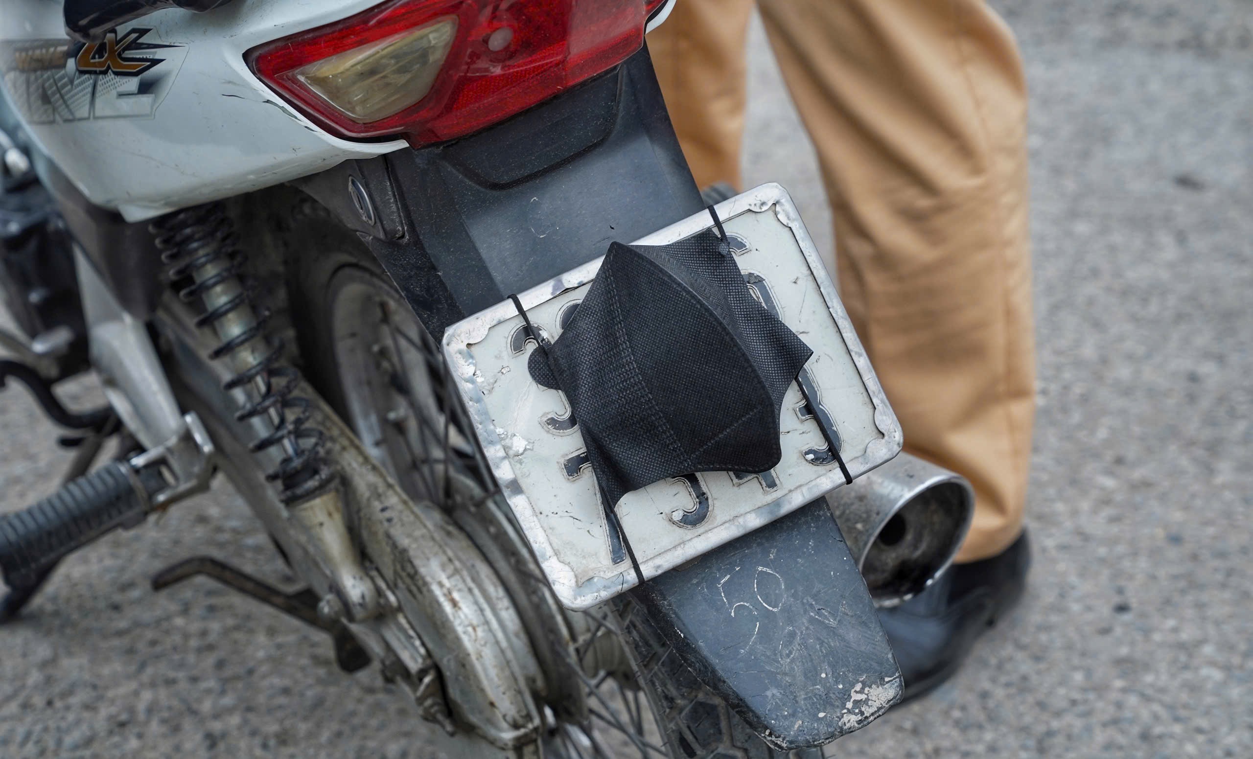 Ủng hộ phạt kịch khung nếu cố tình che biển số 1 Ủng hộ phạt kịch khung nếu cố tình che biển số - Ảnh 1.