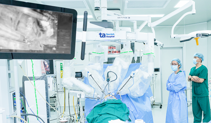Robot Da Vinci Xi hỗ trợ bác sĩ cắt khối u phổi cho người bệnh ung thư. Ảnh: Bệnh viện Đa khoa Tâm Anh