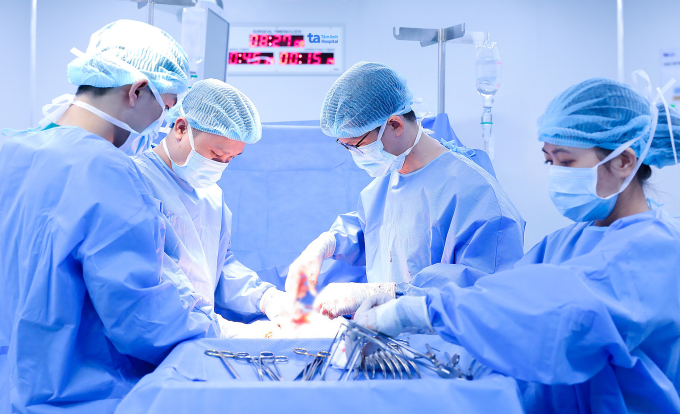Êkíp bác sĩ phẫu thuật cho bệnh nhân Sokha. Ảnh: Bệnh viện Đa khoa Tâm Anh