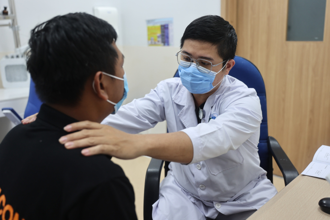 Bác sĩ khám bệnh tại Bệnh viện Ung Bướu TP HCM. Ảnh: Quỳnh Trần