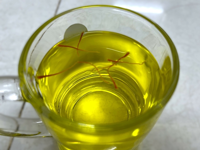 Nhụy hoa nghệ tây được chứng minh mang lại nhiều lợi ích cho sức khỏe, chỉ nên uống 50 sợi/ngày, không nên lạm dụng. Ảnh: Diệu Thuần