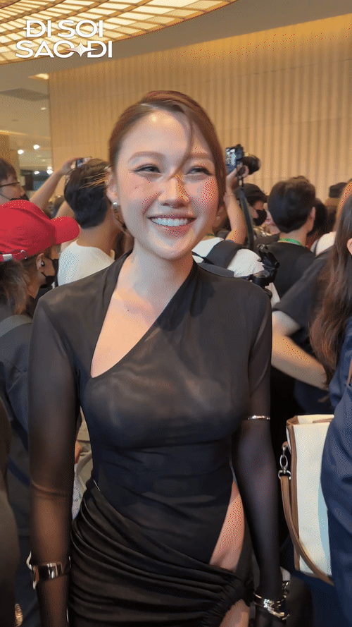 Em gái Trấn Thành hở bạo hơn cả Ngọc Trinh, bị bạn trai bỏ rơi ở sự kiện- Ảnh 2. Em gái Trấn Thành hở bạo hơn cả Ngọc Trinh, bị bạn trai bỏ rơi ở sự kiện- Ảnh 2.