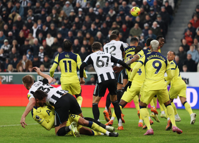 Tình huống Rodrigo Bentancur va chạm với Dan Burn, dẫn đến phạt đền trong trận Newcastle hòa Tottenham 2-2 ở vòng 14 Ngoại hạng Anh ngày 2/12. Ảnh: Reuters