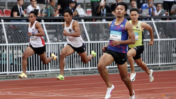 Puripol trên đường chạy Suphachalasai, Bangkok chiều 11/12.