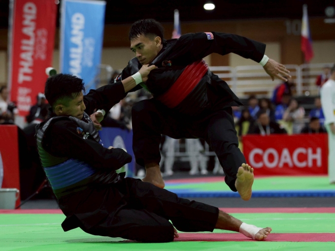 Pheeraphon Mittasan (trái) trong trận gặp Muhammad Izzul Irfan. Ảnh: FM91 Trafficpro