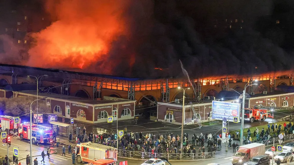 Cháy lớn tại chợ Pravoberezhny (TP Saint Petersburg, Nga) chiều 10-12. Nguồn: TASS 1112 Cháy nổ dữ dội tại chợ lớn ở Nga, 1 người chết, 1 bị thương.jpg