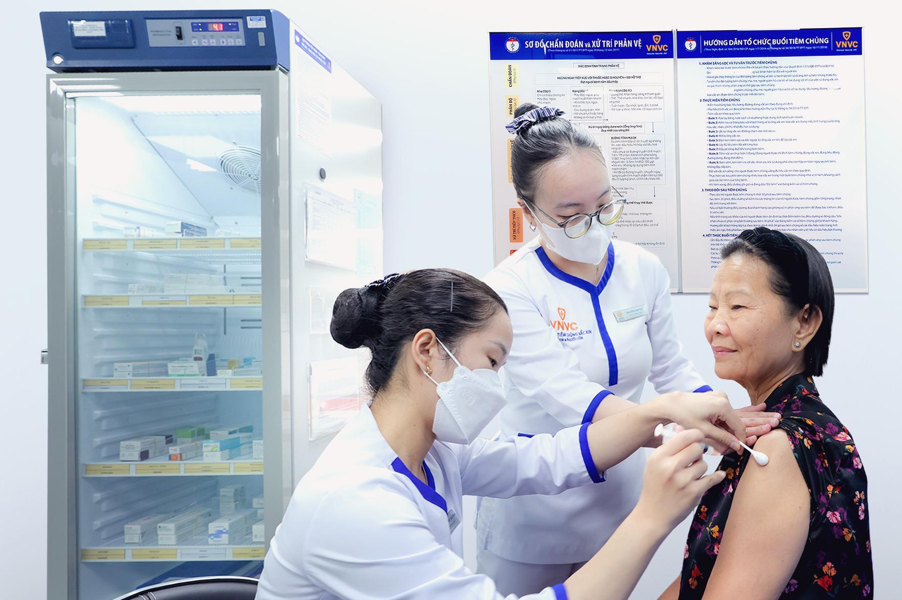 VNVC ra mắt vắc xin RSV thế hệ mới phòng viêm phổi cho người lớn 1 VNVC ra mắt vắc xin RSV thế hệ mới phòng viêm phổi cho người lớn - Ảnh 1.