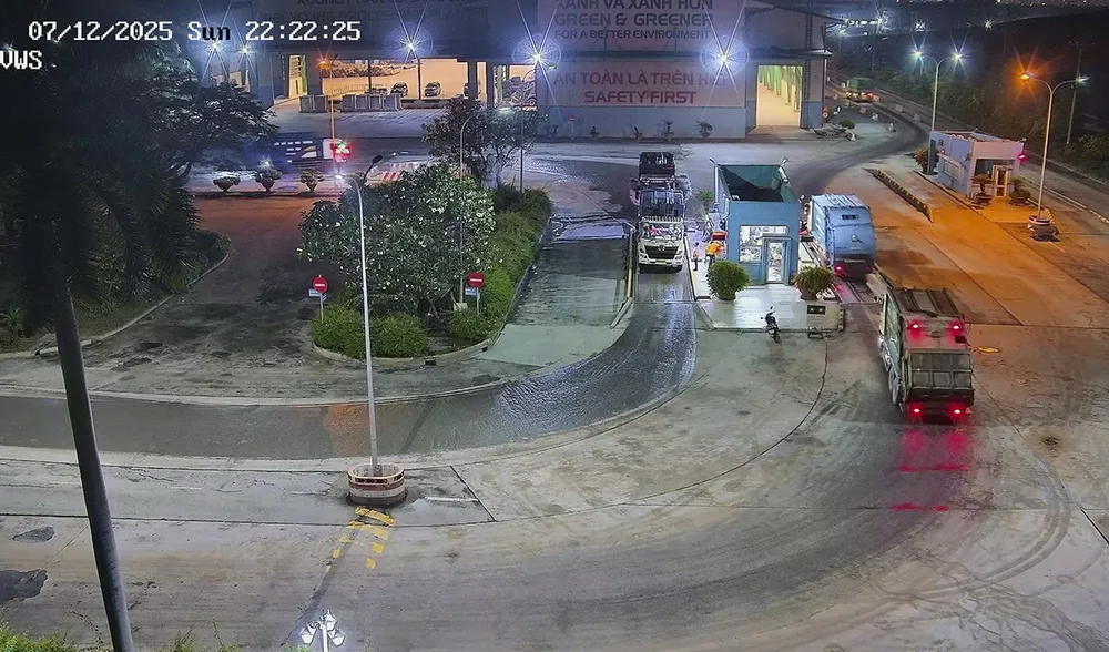 Xe vận chuyển chở rác vào Khu Liên hợp xử lý chất thải Đa Phước (ảnh chụp từ camera giám sát an ninh của Công ty VWS) tối ngày 7-12-2025. vws-phan-hoi-thong-tin-ve-nguy-co-un-u-rac-o-tp-hcm.jpg