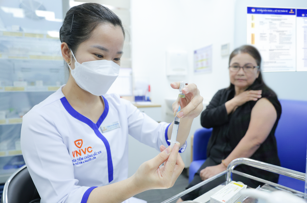 Vaccine RSV mới của Anh - “Lá chắn” giúp người lớn phòng viêm phổi, bệnh hô hấp - 1