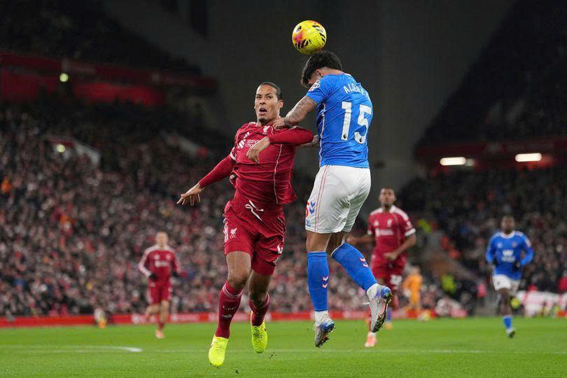 Van Dijk và cái bóng nhạt nhòa của chính mình 1 Van Dijk và cái bóng nhạt nhòa của chính mình - Ảnh 1.