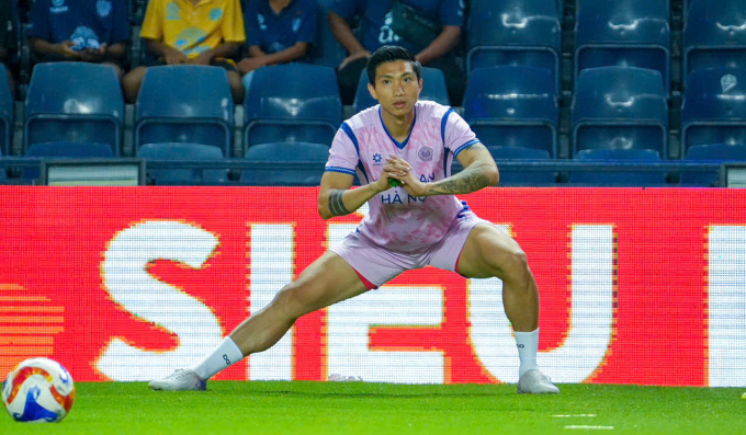 Văn Hậu khởi động trước trận CAHN hòa Buriram 1-1 ở lượt ba Cup Đông Nam Á, trên sân Chang, Buriram, Thái Lan ngày 3/12/2025. Ảnh: CAHNFC