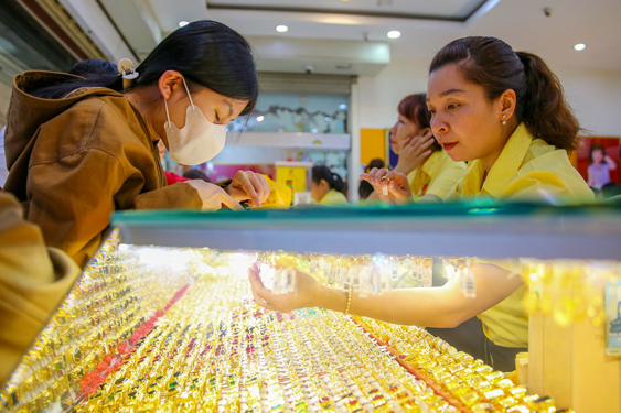 Vẫn băn khoăn với thuế giao dịch vàng miếng - Ảnh 1. Vẫn băn khoăn với thuế giao dịch vàng miếng - Ảnh 1.