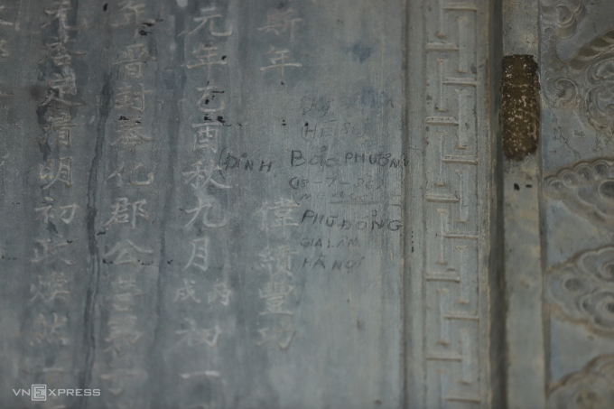 Tấm bia Thánh Đức Thần Công Bi Ký tại lăng vua Khải Định bị vẽ bậy. Ảnh: Võ Thạnh