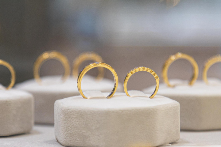 Giá vàng hôm nay 17/12: Vẫn đứng ở ngưỡng cao- Ảnh 1.