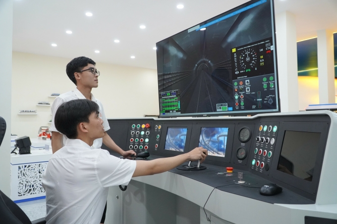 Sinh viên được hướng dẫn tại khoang mô phỏng buồng lái tàu metro, ngày 25/12. Ảnh: Lệ Nguyễn