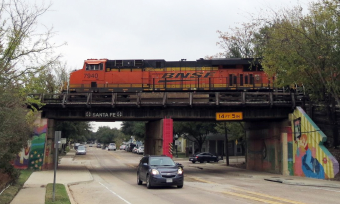 Một đoàn tàu của BNSF chạy qua một con phố ở Fort Worth, Texas, ngày 4/12. Ảnh: Ruperto Gutierrez
