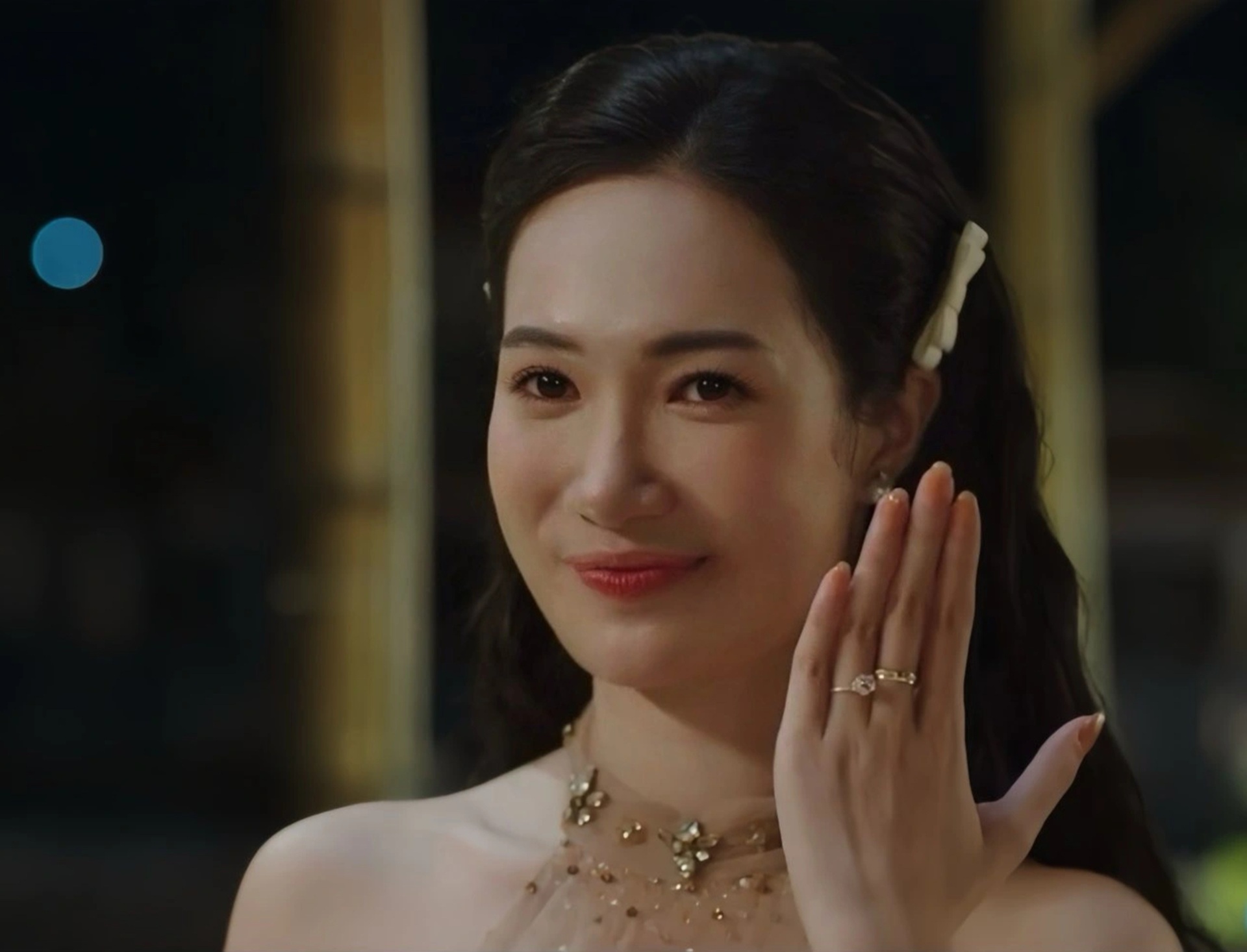 Vẻ đẹp ngọt ngào, nữ tính của vợ màn ảnh kém Mạnh Trường 16 tuổi - 1