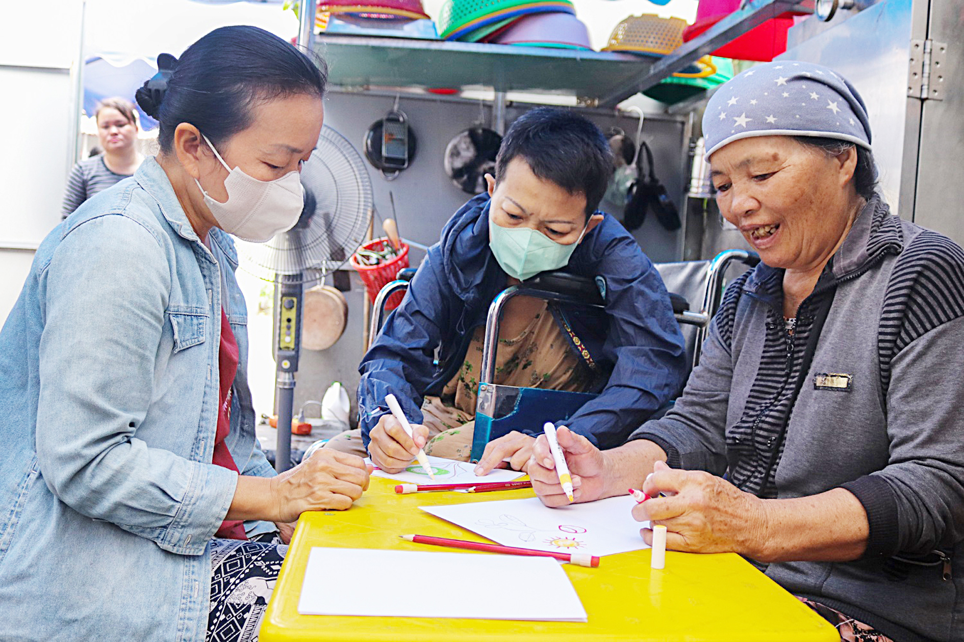 Vẽ thiệp Giáng sinh kể chuyện đời mình, tiếp thêm hy vọng 1 Giáng sinh - Ảnh 1.