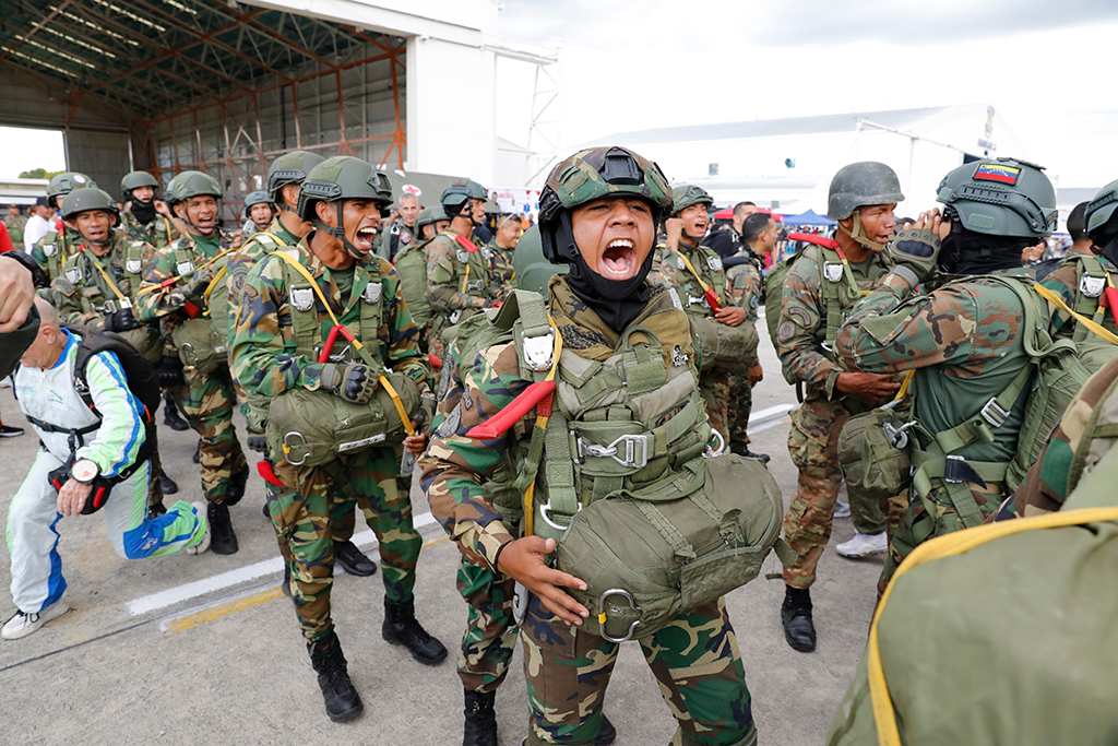 Căng thẳng Venezuela Mỹ gia tăng với cảnh báo đóng không phận từ Tổng thống Trump - Ảnh 1.