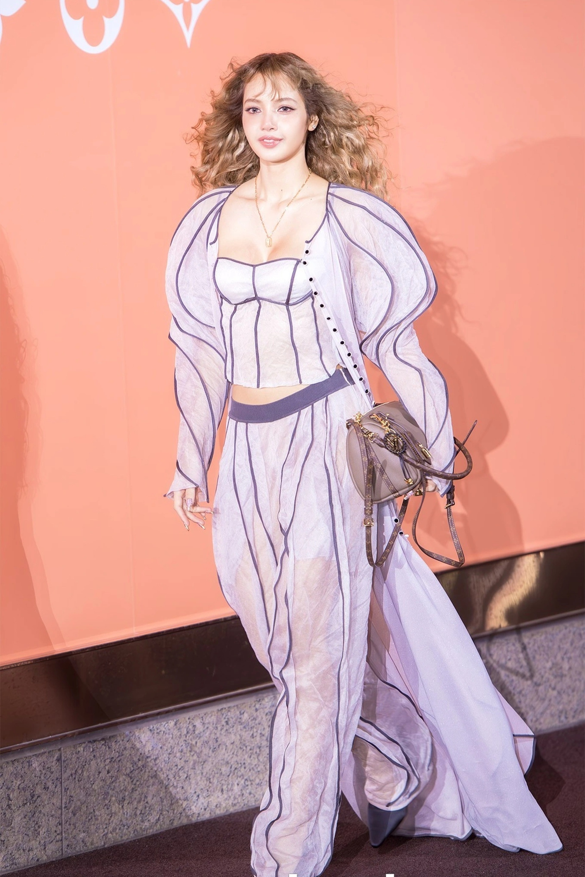 Vì sao Lisa luôn là tâm điểm dù có được tung hô hay bị chê bai? - 1