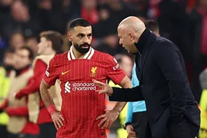 Liverpool trừng phạt Salah