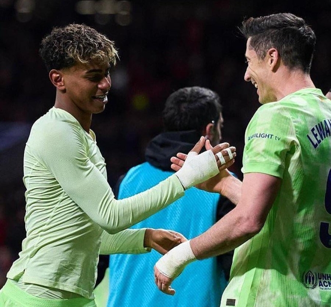 Yamal và Lewandowski mừng bàn thắng với mỗi người một tay được quấn băng ở vùng cổ tay. Ảnh: EFE