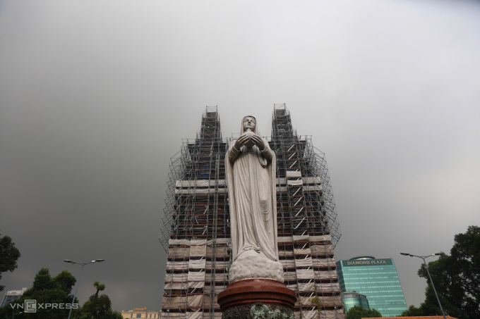 TP HCM mù mịt sương, sáng 17/12. Ảnh: Quỳnh Trần