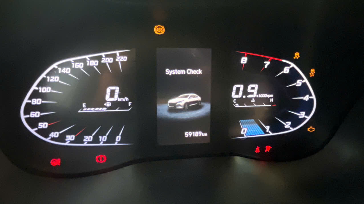 Vì sao đèn cảnh báo trên đồng hồ ô tô thường có nhiều màu sắc khác nhau? - Ảnh 1.