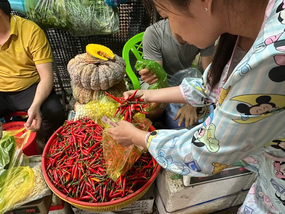 Ớt tăng giá khiến người tiêu dùng và người bán "đau đầu". Ảnh: THU HÀ GIÁ ỚT