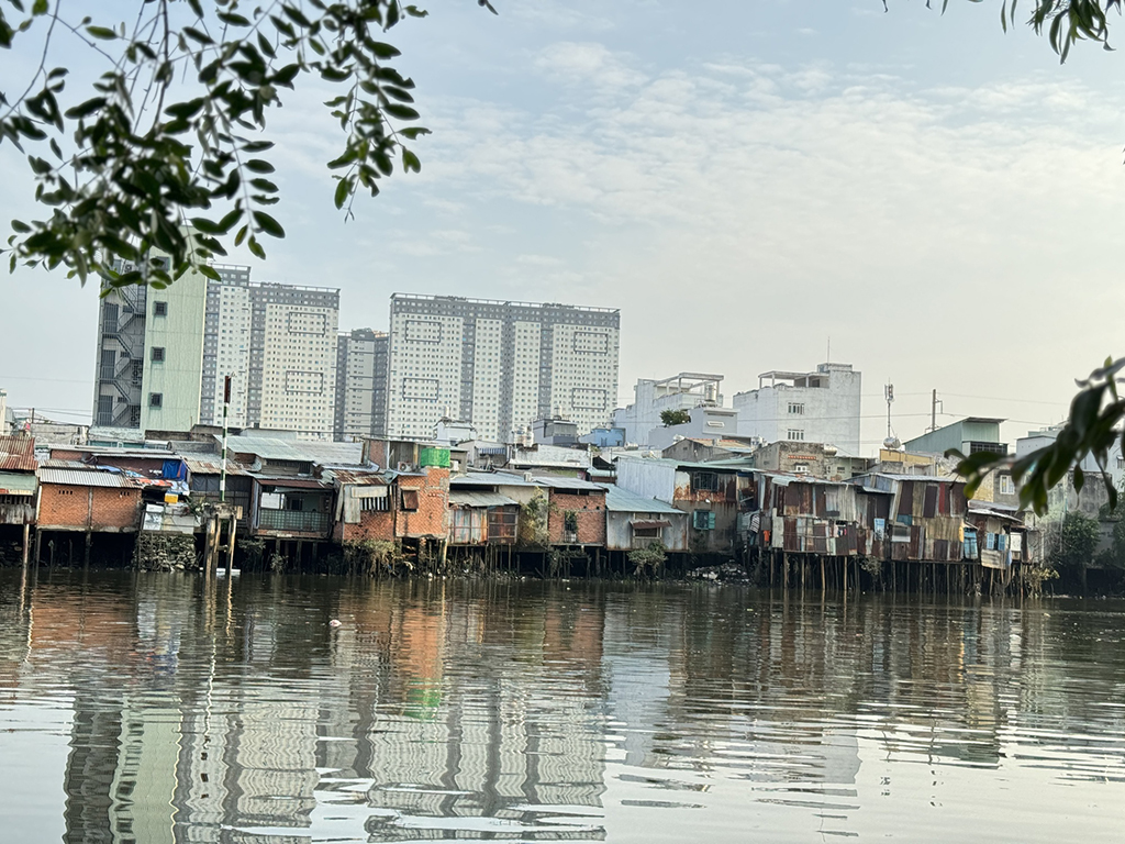 Vì sao giải tỏa nhà trên kênh rạch 'chậm dần đều'?- Ảnh 1. Vì sao giải tỏa nhà trên kênh rạch 'chậm dần đều'?- Ảnh 1.