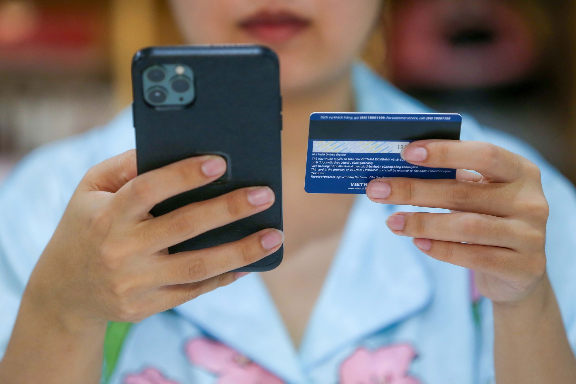 Vì sao kẻ lừa đảo đọc vanh vách số dư, biết chính xác mã OTP của bạn dù điện thoại vẫn nằm trên tay?- Ảnh 3. Vì sao kẻ lừa đảo đọc vanh vách số dư, biết chính xác mã OTP của bạn dù điện thoại vẫn nằm trên tay?- Ảnh 3.