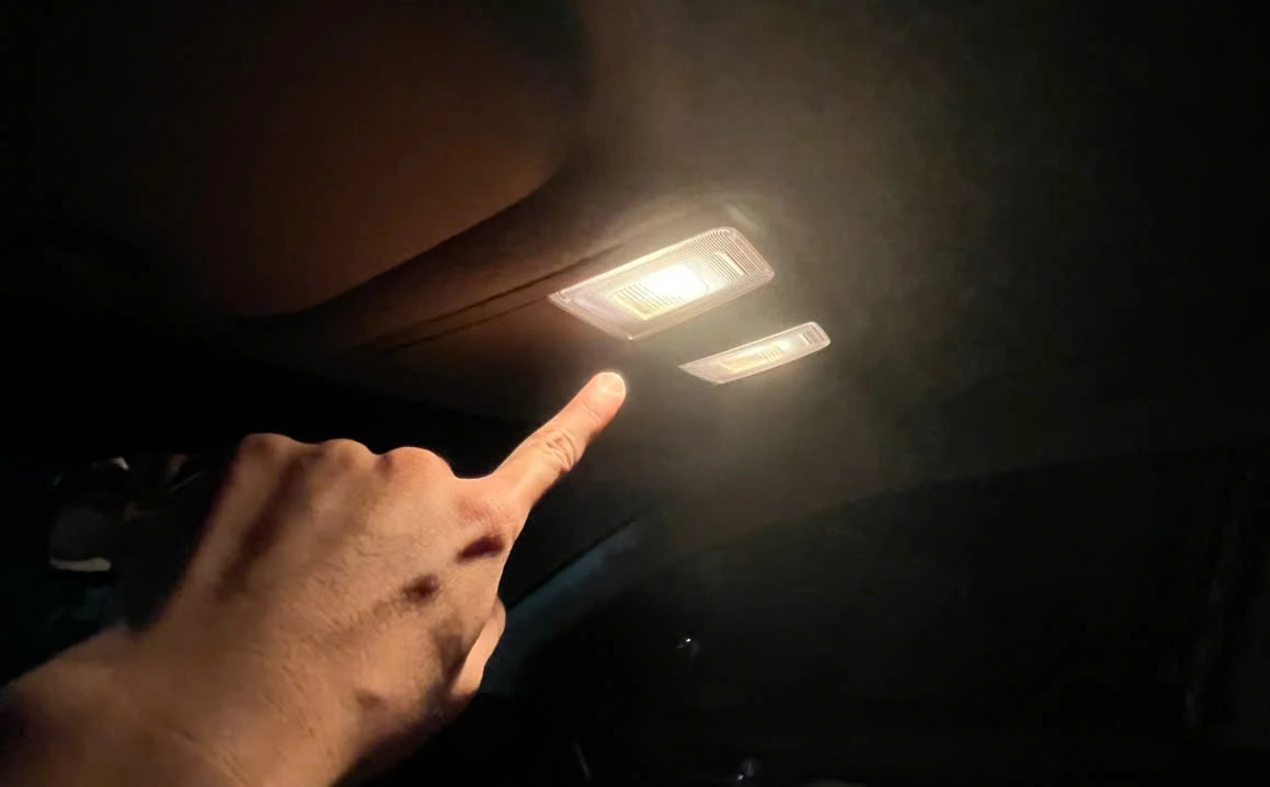 Vì sao không nên bật đèn nội thất ô tô khi lái xe ban đêm? 1 Vì sao không nên bật đèn nội thất ô tô khi lái xe ban đêm? - Ảnh 1.